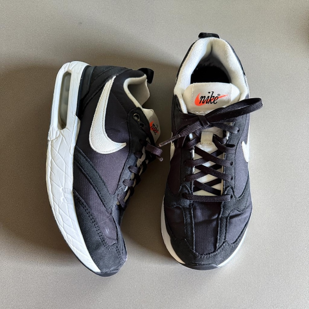 Big Kids Nike Air Max Black and White Sneakers with Classic Silhouette Sz 3.5